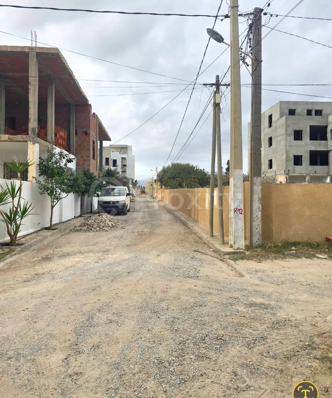 Terrain clôturé dans un quartier résidentiel