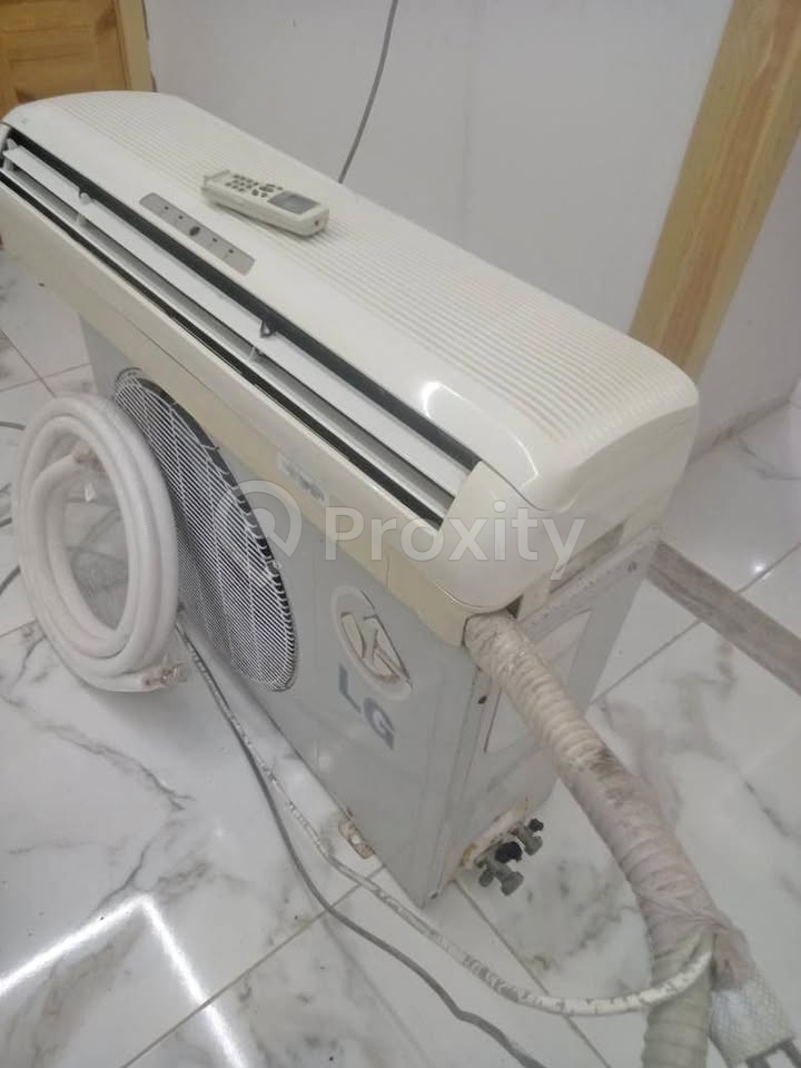 Climatiseur LG 12000 BTU à vendre à Tunis – excellent état avec kit cuivre neuf