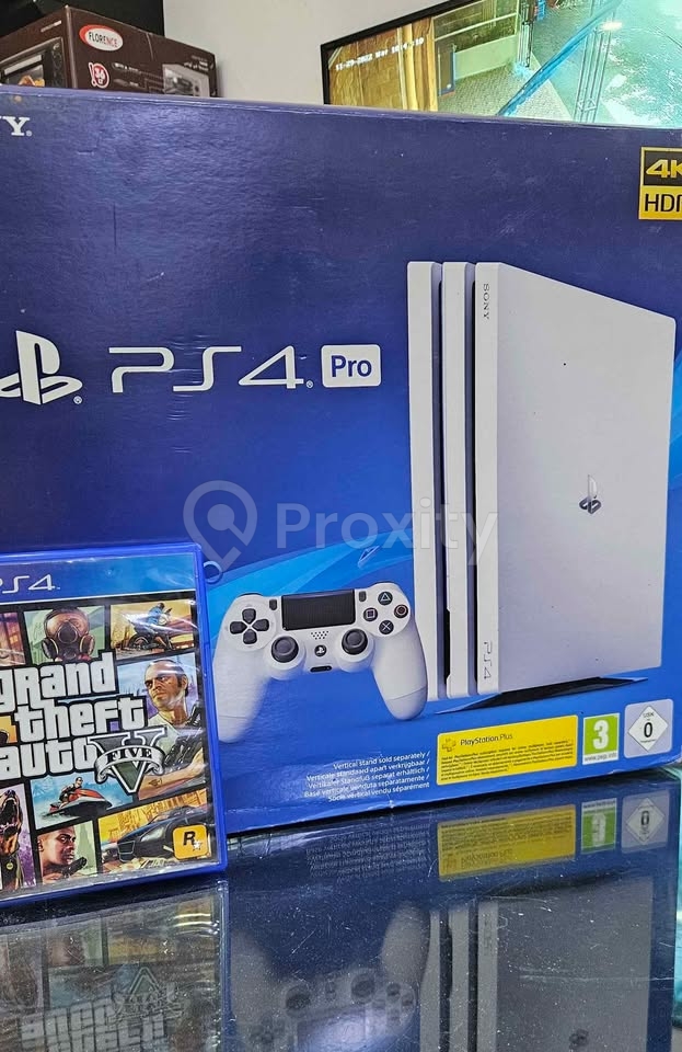 Console Sony PS4 Pro neuve avec manette et GTA 5 à El Ouardanine