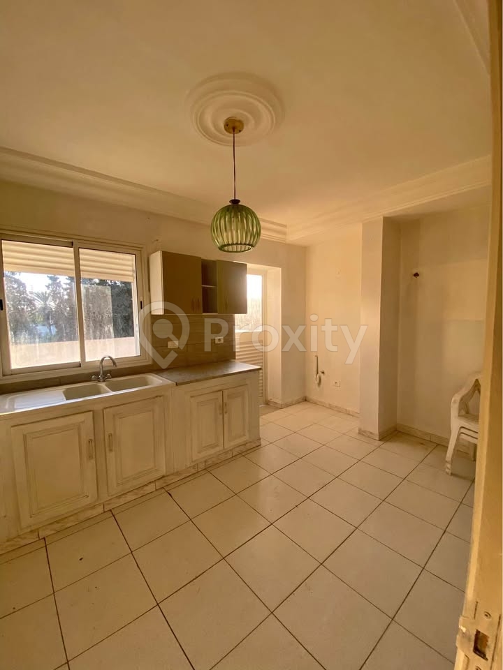 Appartement S+2 à louer à Dar Fadhal La Soukra – 2ᵉ étage, résidence sur route principale