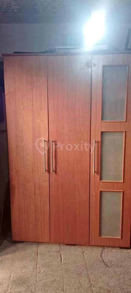 Dressing 3 portes en bon état à vendre au Kram – 210 x 140 x 60 cm