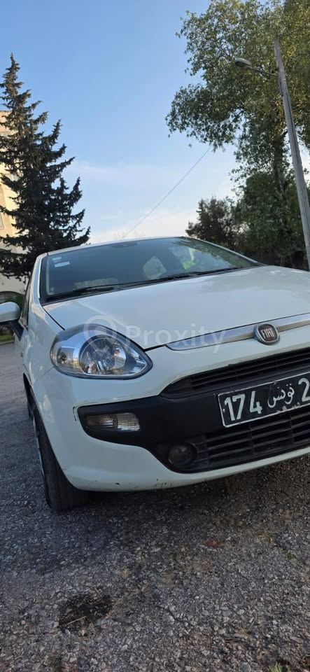 Fiat Grande Punto 2014 essence 4 CV à vendre à Cité Ettahrir – 18 500 DT