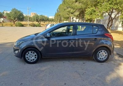 Hyundai i20 2015 essence 5 CV à vendre à Tunis – 200 000 km – Voitures – Tunis – photo 1