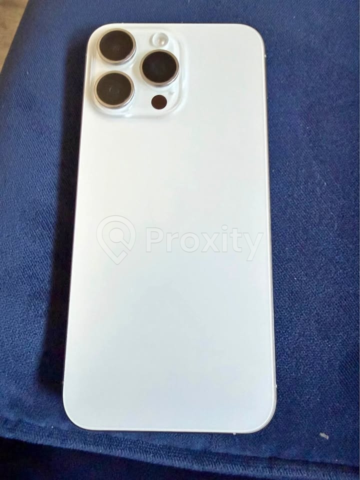iPhone 15 Pro Max 256 Go White Titanium à La Soukra – excellent état