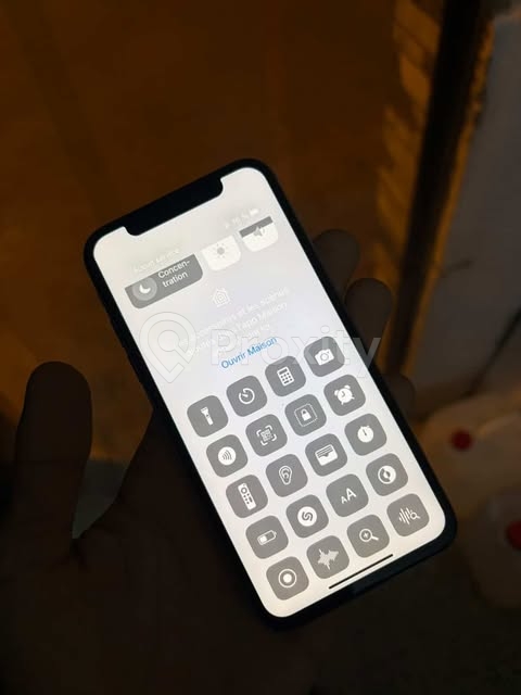 iPhone X 128 Go en bon état avec batterie neuve à vendre à Tunis