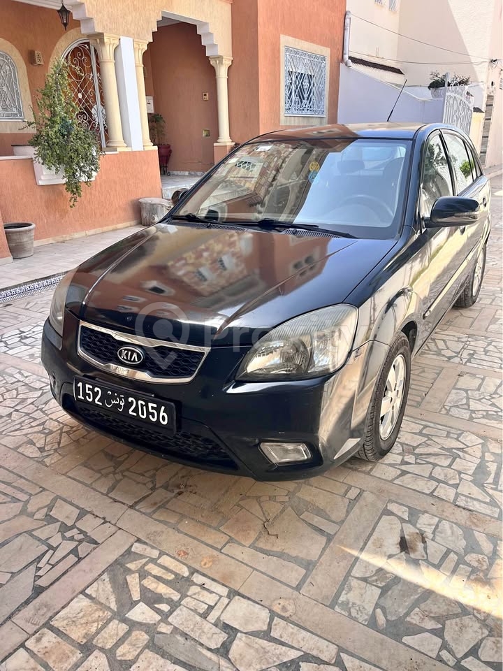 Kia Rio essence 2011 en bon état avec double clé et 4 pneus neufs à vendre à Monastir