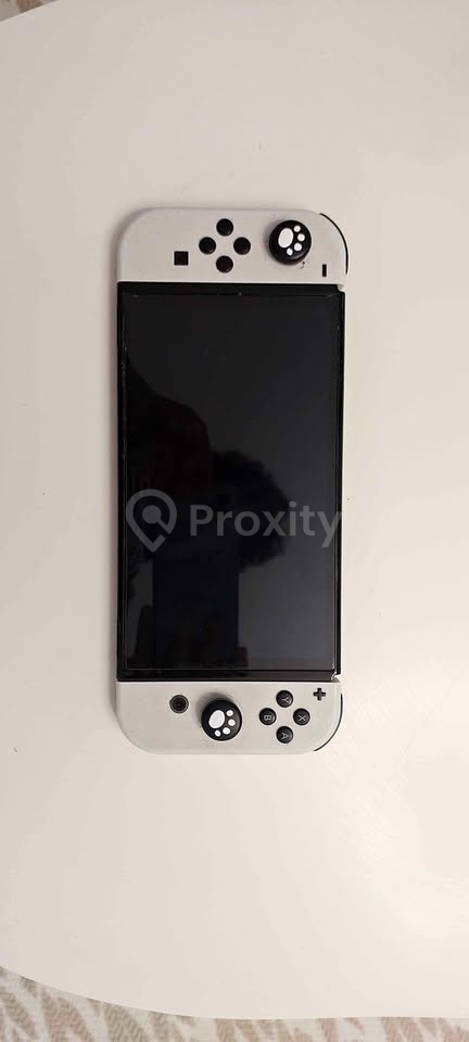 Nintendo Switch OLED en très bon état avec jeux et accessoires à La Soukra
