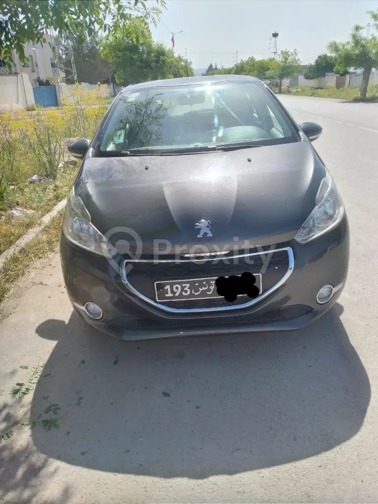 Peugeot 208 essence année 2012 avec 153000 km à vendre au Kef
