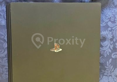 PlayStation 4 Pro 1 To à vendre à Ariana avec 2 manettes et jeu Sekiro – Jeux vidéo et Consoles – Ariana – photo 1
