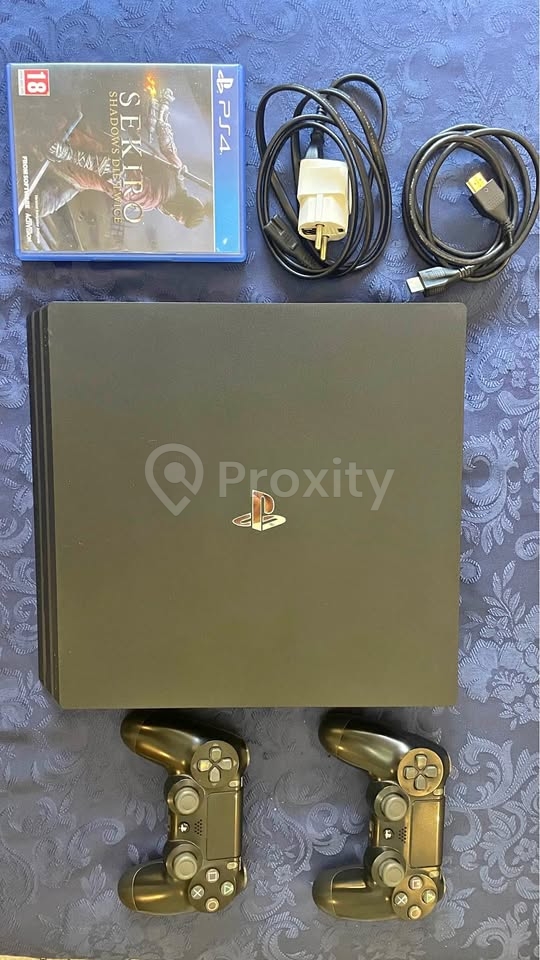 PlayStation 4 Pro 1 To à vendre à Ariana avec 2 manettes et jeu Sekiro
