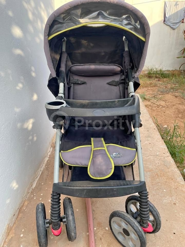 Poussette Babidéal en bon état à vendre à Sfax avec canopy, panier et pliage compact