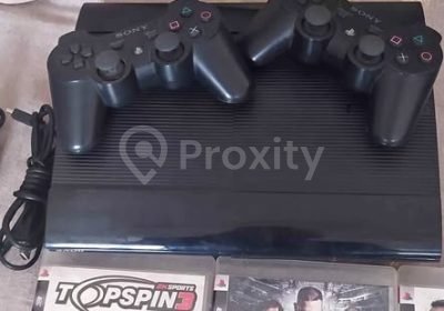 PlayStation 3 Slim patchée avec 2 manettes originales et 3 jeux à vendre à Monastir – Jeux vidéo et Consoles – Monastir – photo 1