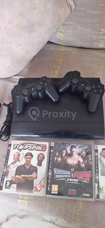 PlayStation 3 Slim patchée avec 2 manettes originales et 3 jeux à vendre à Monastir