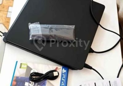 Console PS4 à vendre à Tunis avec 2 manettes, FIFA 23 et câbles – Jeux vidéo et Consoles – Tunis – photo 1