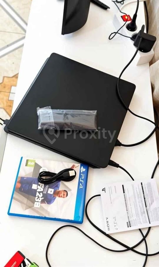 Console PS4 à vendre à Tunis avec 2 manettes, FIFA 23 et câbles