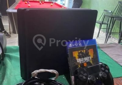 PS4 Slim avec manette, câbles et jeu Call of Duty à vendre à Chebba – Jeux vidéo et Consoles – Mahdia – photo 1