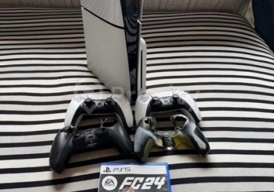 Console PS5 Disc Edition avec 2 manettes, caches et jeu FC24 à vendre à Ariana – 2100 dinars – Jeux vidéo et Consoles – Ariana – photo 1