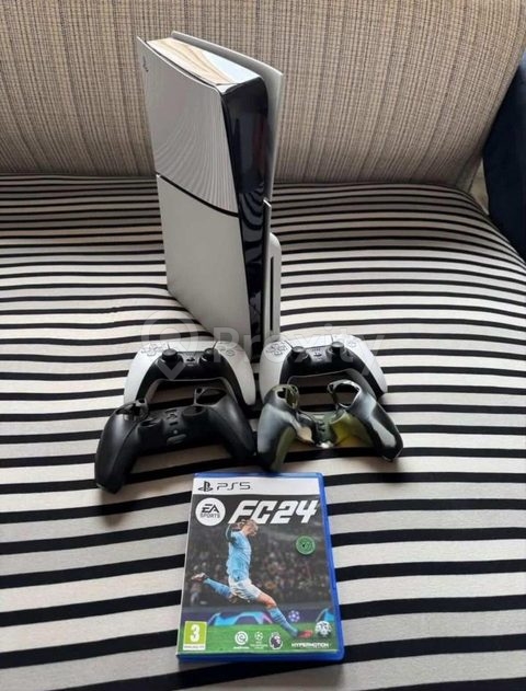 Console PS5 Disc Edition avec 2 manettes, caches et jeu FC24 à vendre à Ariana – 2100 dinars
