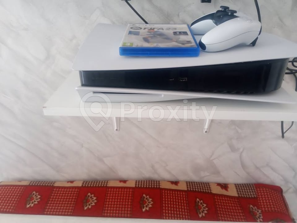 Console PS5 avec manette originale + FIFA 23 PS5 + GTA 5 PS4 à vendre à Beni Khalled