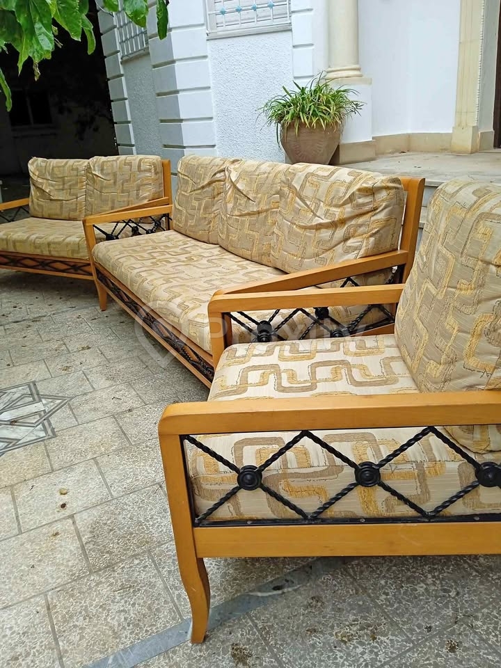 Salon en bois 6 places en bon état à vendre à Bizerte