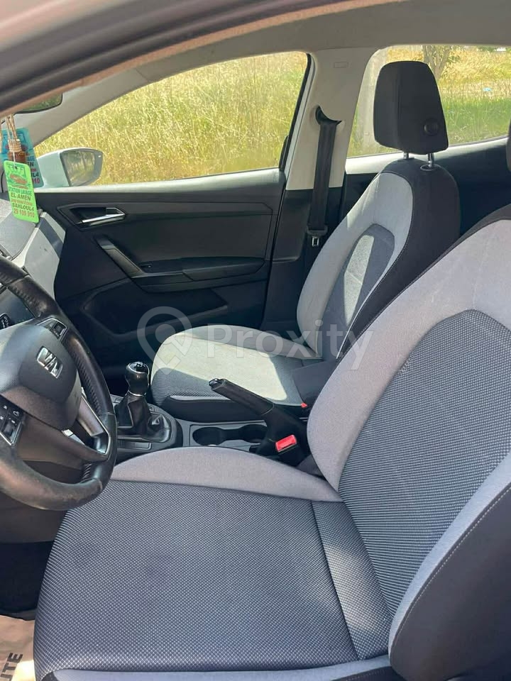 Seat Ibiza 2021 blanche à vendre à Sousse – Essence 5 CV