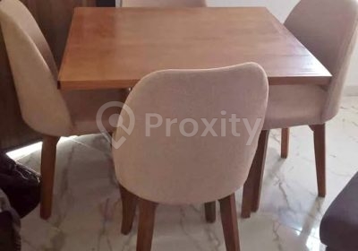 Table à manger avec 4 chaises à vendre à Carthage – utilisée 2 mois – Meubles et Décoration – Tunis – photo 1