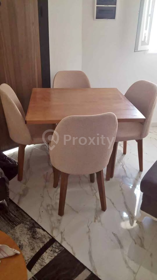 Table à manger avec 4 chaises à vendre à Carthage – utilisée 2 mois