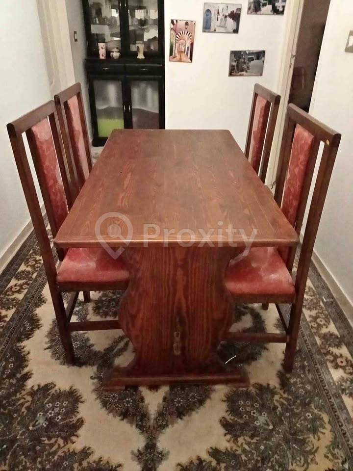 Table avec 4 chaises à vendre à Tunis