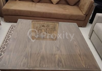 Table basse carrée en bois à vendre à La Marsa – excellent état – Meubles et Décoration – Tunis – photo 1
