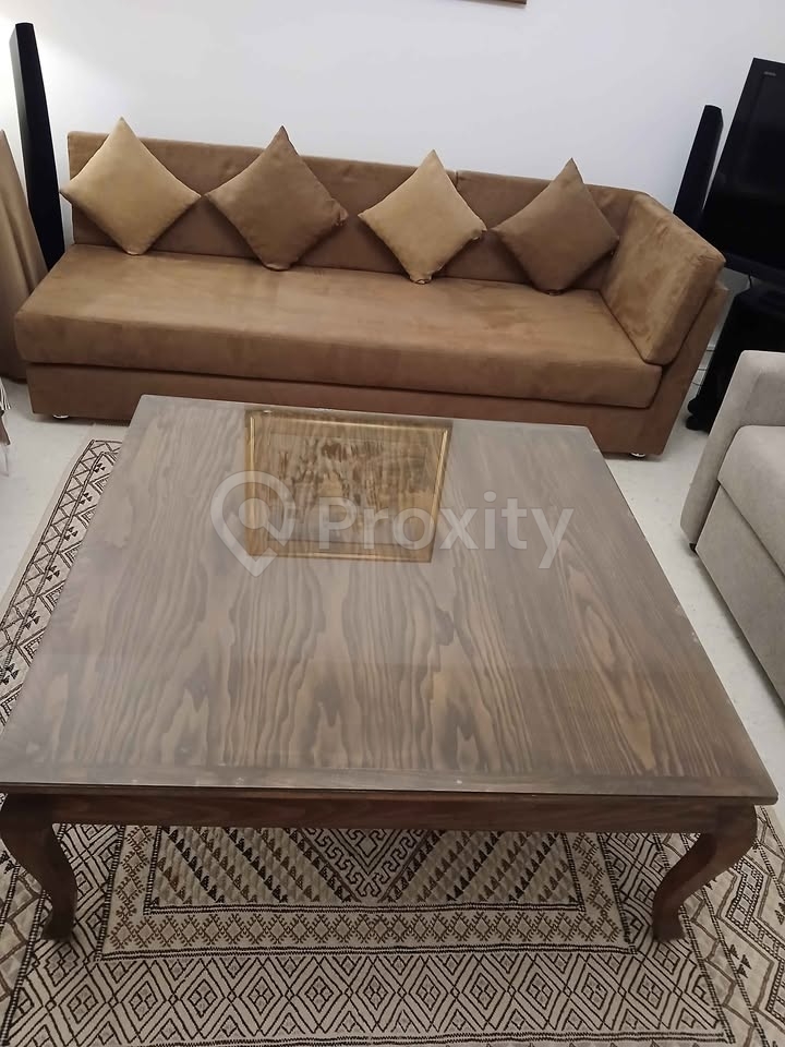 Table basse carrée en bois à vendre à La Marsa – excellent état