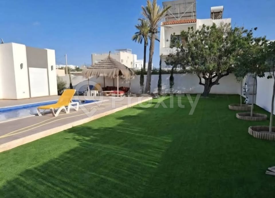 Villa S+3 avec piscine privée à louer à Houmt Souk Djerba – proche Marina