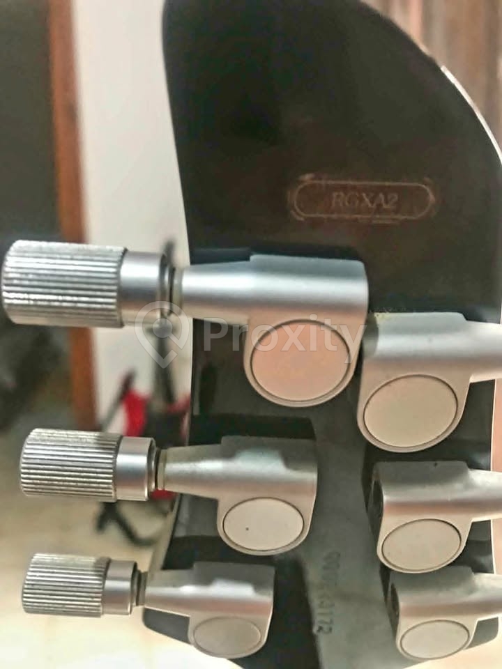 Guitare Yamaha RGXA2 en très bon état à vendre à Zaghouan