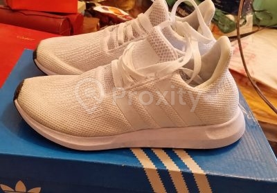 Chaussures Adidas Swift Run blanches pointure 42 posées sur une boîte Adidas