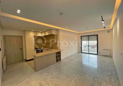 Appartement S+1 à louer à La Marsa avec salon lumineux, cuisine ouverte et balcon