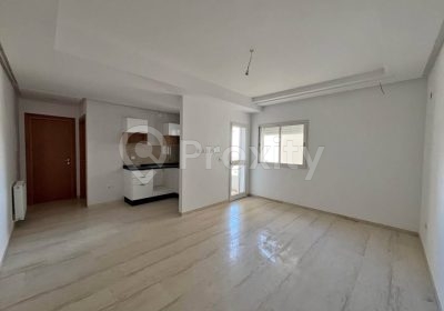 Salon lumineux avec kitchenette et balcon dans un appartement S+1 neuf à louer à Manouba Centre