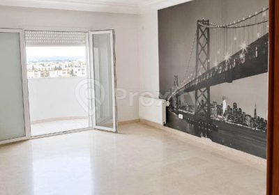 Salon lumineux d’un appartement S+2 à louer au Bardo