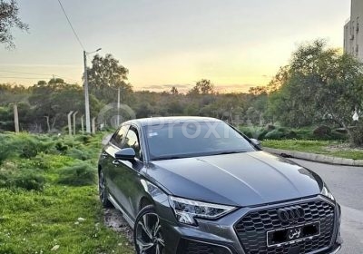 Audi A3 S Line grise vue trois quarts avant stationnée à La Marsa