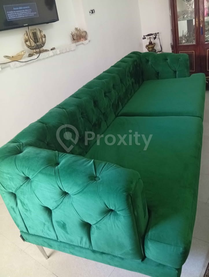 Canapé en velours vert 1er choix à vendre à Hammamet – Bon état