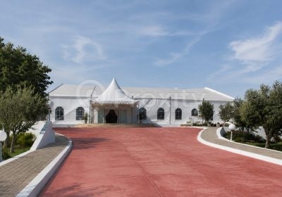 Centre d’animation et loisirs à vendre près de Tunis avec grande tente événementielle, allée d’accès et espaces verts aménagés