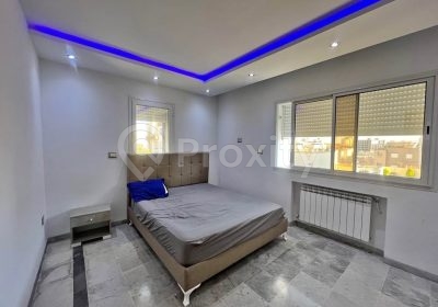 Chambre lumineuse de l’appartement S+1 meublé aux Jardins d’El Menzah 2