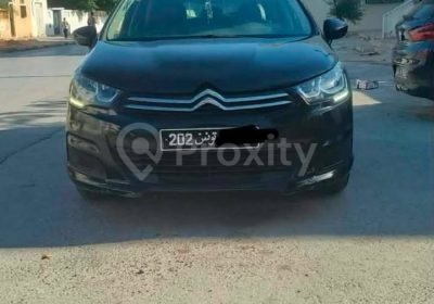 Citroën C4 noire 2018 vue de face stationnée dans une rue à Tunis