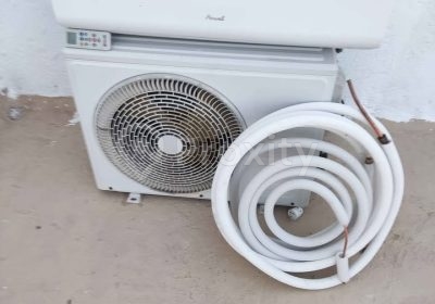 Climatiseur Airwell 12000 BTU chaud et froid avec unité intérieure, unité extérieure et tuyauterie à Tunis