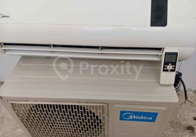 Climatiseur Midea 9000 BTU d’occasion avec volets ouverts à Tunis