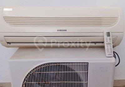 Climatiseur Samsung 9000 BTU avec unité intérieure, unité extérieure et télécommande à Ariana