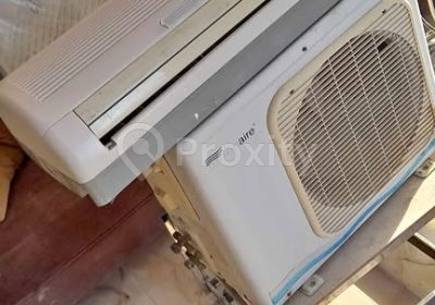 Climatiseur Unionaire 9000 BTU avec unité intérieure et unité extérieure posé dans une pièce à Ariana