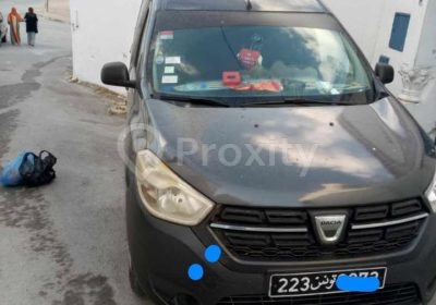 Dacia Dokker utilitaire gris diesel vu de face stationné dans une rue à Tunis