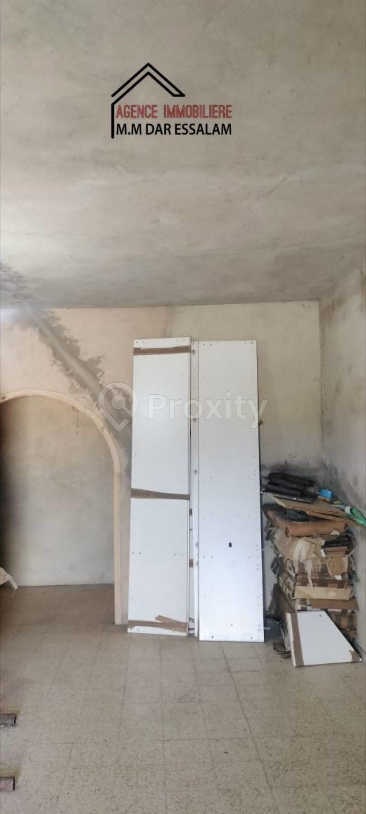 maison spacieuse avec un garage