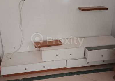 Élément TV mural blanc et bois avec rangements à vendre au Bardo