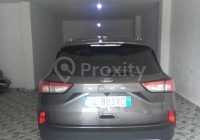 Ford Kuga gris foncé vue arrière stationné dans un garage à Sidi Bouzid