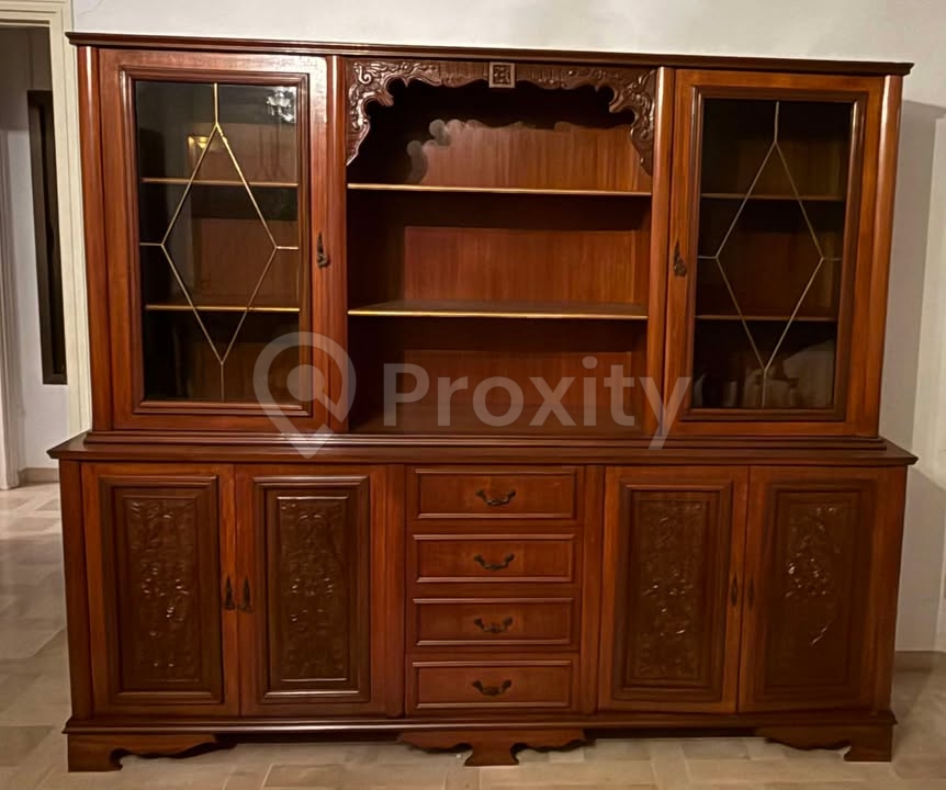 Grande bibliothèque en bois de hêtre avec vitrines à vendre à Sfax